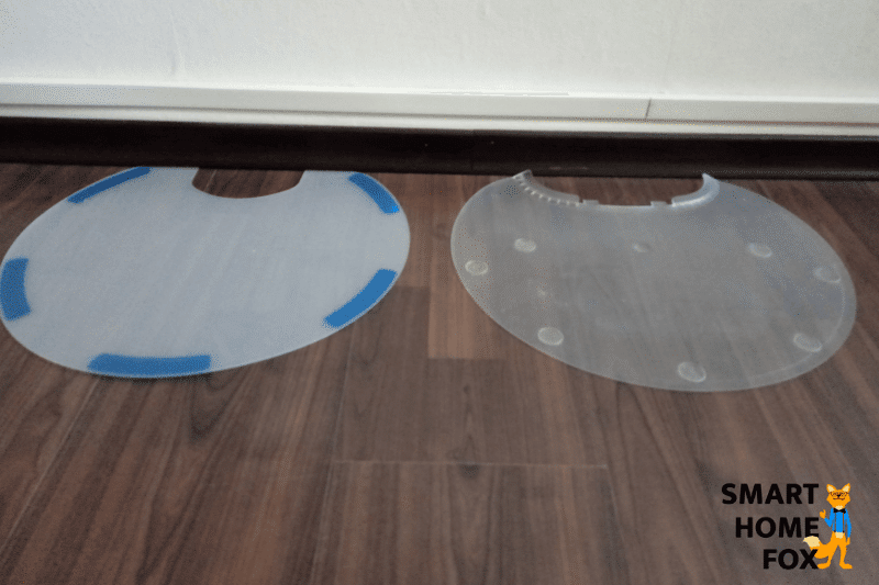 Водонепроницаемые подставки Roborock S6 и S6 MaxV лежат рядом на на полу.